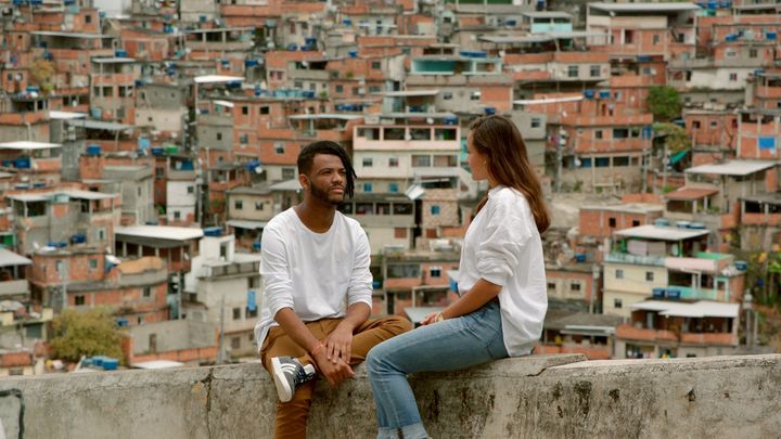 René Silva, brésilien, et&nbsp;Melati Wijsen, indonésienne. (© 2021 - Elzevir Films - Big Mother Productions - All You Need Is Prod - France 2 Cinema)