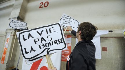 Un militant altermondialiste pr&eacute;pare une manifestation pour le contre-sommet du G20, lundi 31 octobre 2011, &agrave; Nice (C&ocirc;te d'Azur). (ANNE-CHRISTINE POUJOULAT / AFP)