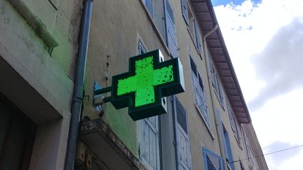 La croix d'une pharmacie à Valence (Drôme). (ADÈLE BOSSARD / RADIOFRANCE)