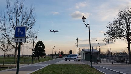 Un avion survole la commune de Mauregard (Seine–et–Marne) avant d'atterrir à l'aéroport de Paris–Charles–de–Gaulle, le 12 février 2019. (ILAN CARO / FRANCEINFO)