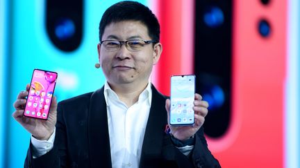 Richard Yu,&nbsp;directeur général de la branche grand public de Huawei présente ses nouveaux smartphones P30 à Paris, le 26 mars 2019. (ERIC PIERMONT / AFP)