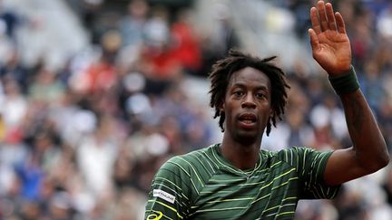 &nbsp; (Gaël Monfils a dit "au revoir" au public de Roland Garros après une défaite en 8ème de finale face à Roger Federer © MaxPPP)