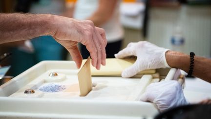 Pour le président de l'Asssociation des maires ruraux, le personnel ne sera pas suffisant pour encadrer le scrutin des régionales et des départementales. (CLEMENT MAHOUDEAU / AFP)