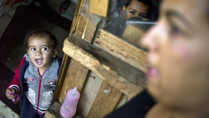 Deux enfants et une adulte d'une communauté rom de Lyon menacée d'expulsion, le 30 juillet 2010. (AFP - Jeff Pachoud)