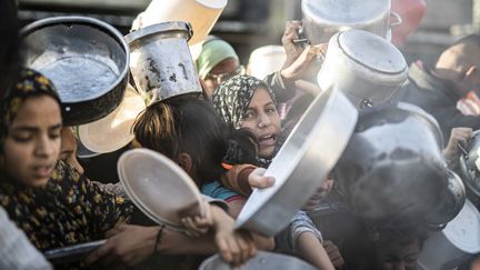 Des Palestiniens font la queue à Rafah, dans le sud de la bande de Gaza, pour recevoir de la nourriture, le 15 mars 2024. (JEHAD ALSHRAFI / ANADOLU / AFP)