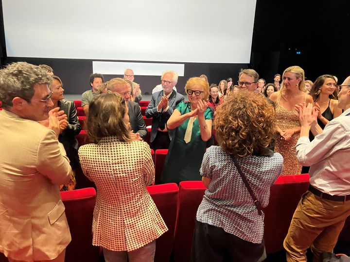 La réalisatrice Claire Simon lors de la projection de son film documentaire "Apprendre", présenté le 19 mai 2024, en Séance spéciale lors de la 77e édition du Festival de Cannes. (LAURENCE HOUOT / FRANCEINFO CULTURE)