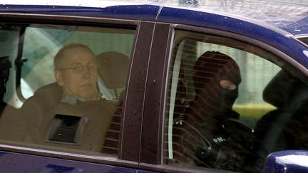 Michel Fourniret dans une voiture de police, le 21 mai 2008, à Charleville-Mézières (Ardennes). (ALAIN JULIEN / AFP)