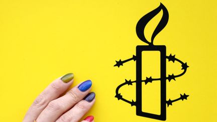 Le logo d'Amnesty International lors d'une manifestation à Berlin en avril 2021. (ODD ANDERSEN / AFP)