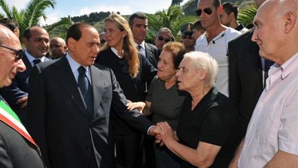 Le chef du gouvernement italien Silvio Berlusconi, après la catastrophe de Messine, le 04 octobre 2009 (© AFP/LIVIO ANTICOLI)