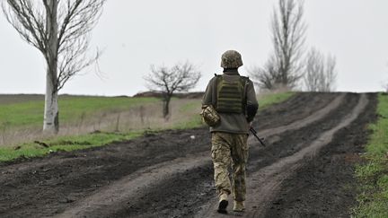 A Ukrainian serviceman walks near the town of Bakhmut, Donetsk region, Ukraine, on April 8, 2023. (GENYA SAVILOV / AFP)