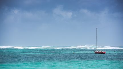 Un bateau sur le lagon, à Orient Bay, à Saint-martin, mardi 5 septembre 2017.&nbsp; (LIONEL CHAMOISEAU / AFP)