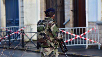 Un militaire en mission de surveillance, &agrave; Valenciennes (Nord), le 13 janvier 2015. (MAXPPP)