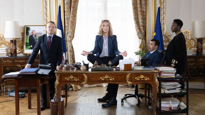 Dans la série "Sous contrôle", Léa Drucker incarne Marie Tessier, directrice d’une ONG, qui se retrouve nommée au ministre des Affaire étrangères. (JEAN-CLAUDE LOTHER)