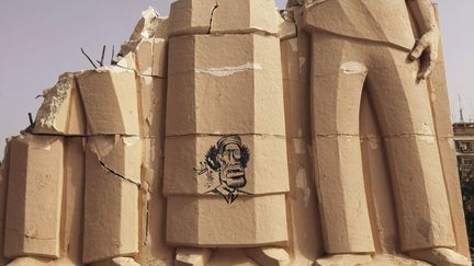 Une caricature de l'ancien leader libyen Mouammar Kadhafi est dessin&eacute;e sur ce qui reste du m&eacute;morial de l'ancien pr&eacute;sident &eacute;gyption Gamal Abdel Nasser &agrave; Benghazi, Libye, le 12 f&eacute;vrier 2012. (ESAM AL-FETORI / REUTERS)