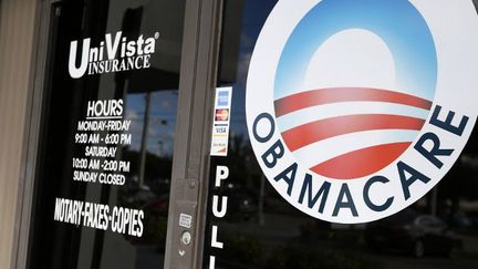 Un logo Obamacare sur la porte de l'agence d'assurance UniVista à Miami, en Floride, le 10 janvier 2017. (RHONA WISE / AFP)