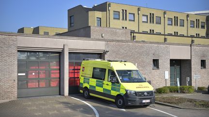 Une ambulance à l'hôpital Saint-Trudon de Saint-Trond, en Belgique, le 28 mars 2020. (YORICK JANSENS / BELGA MAG / AFP)