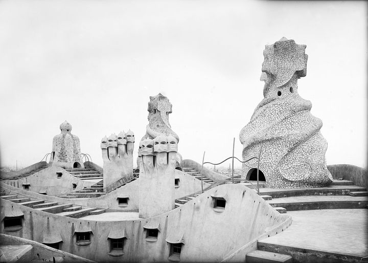 Anonyme, Cheminées et toit-terrasse de la Casa Milà,1906-1916, tirage à partir d’un négatif sur plaque de verre, Barcelone, Arxiu Fotogràfic Centre Excursionista de Catalunya&nbsp; (Photo © Arxiu Fotogràfic Centre Excursionista de Catalunya)