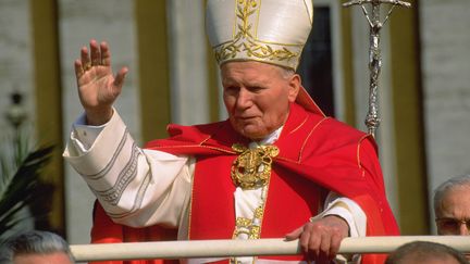 Le pape Jean-Paul II, au Vatican, célèbre les Rameaux, le 27 mars 1997. (FRANCO ORIGLIA / HULTON ARCHIVE)