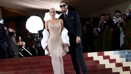 Kim Kardashian, portant une robe de Marilyn Monroe, avec Pete Davidson lors du gala du Met au&nbsp;Metropolitan Museum of Art le 2 mai 2022 à New York.&nbsp; (DIMITRIOS KAMBOURIS / GETTY IMAGES NORTH AMERICA)