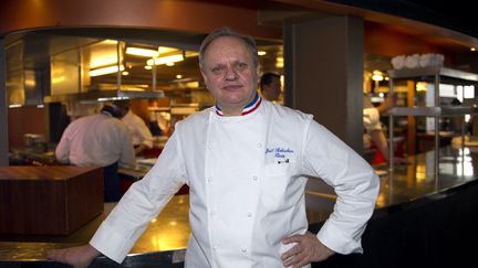 Le chef cuisinier Joël Robuchon, en février 2011 à Paris. (BERTRAND LANGLOIS / AFP)