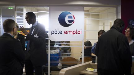 Des demandeurs d'emploi attendent dans une agence P&ocirc;le emploi de Pantin (Seine-Saint-Denis), le 25 mars 2013. (FRED DUFOUR / AFP)