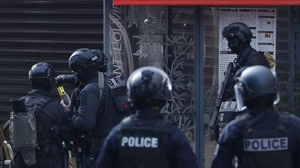 Des policiers de la Brigade de recherche et d'intervention (BRI) à Issy-les-Moulineaux (Hauts-de-Seine), le 16 novembre 2024. (IAN LANGSDON / AFP)