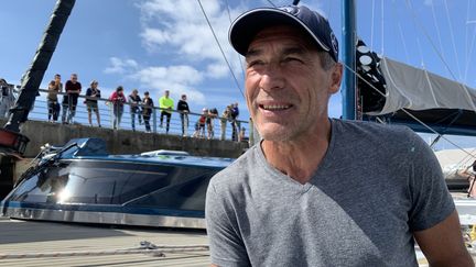 Mike Horn sur le pont du Pangaea, mardi 7 juillet,&nbsp;à Brest.&nbsp; (NICOLAS OLIVIER / FRANCE BLEU BREIZH IZEL)