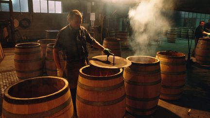 La Tonnellerie Seguin-Moreau, &agrave; Cognac (Charente). Le cognac est concern&eacute; par la hausse des taxes vot&eacute;e par les d&eacute;put&eacute;s. (ANTOINE LORGNIER / AFP)