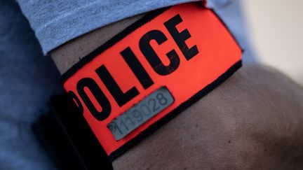 Un brassard sur un policier en Seine-et-Marne, le 12 août 2022. (BERTRAND GUAY / AFP)