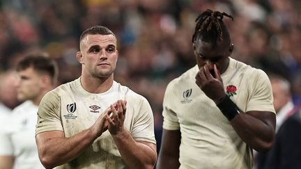 La déception des Anglais Ben Earl (à gauche) et Maro Itoje après la demi-finale de la Coupe du monde de rugby contre l'Afrique du Sud, au Stade de France (Saint-Denis), le 21 octobre 2023. (FRANCK FIFE / AFP)