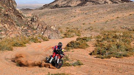 L'Américain Ricky Brabec au guidon de sa Honda lors de la neuvième étape du Dakar 2024, le 16 janvier 2024. (PATRICK HERTZOG / AFP)