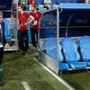 Le sélectionneur uruguayen Oscar Tabarez marche, avec sa béquille, vers le banc uruguayen, avant le 8e de finale Uruguay-Portugal, le 30 juin 2018 à Sotchi (Russie). (MICHAEL ZEMANEK/BPI/SHU/SIPA)