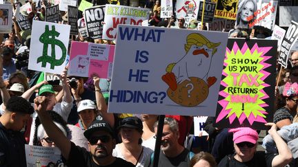 Des manifestants demandent à Trump de publier sa feuille d'impôts, à Los Angeles (Californie, Etats-Unis), le 15 avril 2017. (MARK RALSTON / AFP)