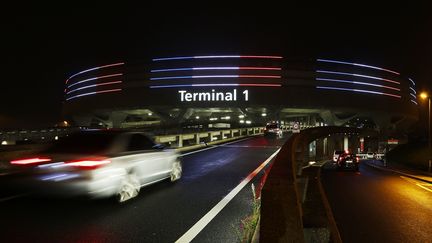 L'aéroport Charles-de-Gaulle, à Roissy (Val-d'Oise), aux couleurs tricolores le 17 novembre 2015, après les attentats du 13 novembre à Paris. Quelque 86 000 personnes y disposent d'un badge rouge donnant accès aux avions. (THOMAS SAMSON / AFP)