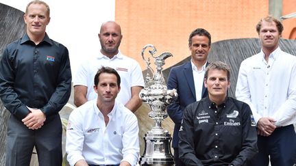 Les six skippers de la Coupe de l'America 2017 (de gauche à droite), Jimmy Spithill de Oracle Team USA, Ben Ainslie de Ben Ainslie Racing (assis), Max Sirena de Luna Rossa, Franck Cammas de Team France, Dean Barker de Emirates Team New Zealand (assis) et Nathan Outteridge de Artemis Racing.