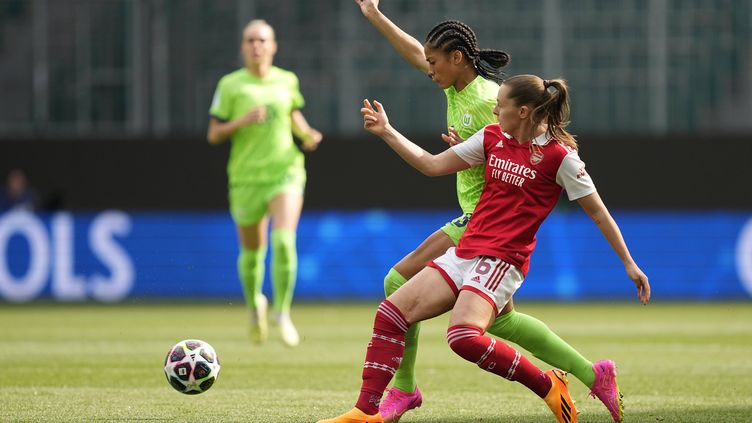 Sveindis Jonsdottir and Noelle Maritz in contact during the Champions League semi-final between Wolfsburg and Arsenal, April 23, 2023. (MARTIN MEISSNER/SIPA)