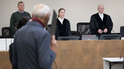 Un ancien agent de la Stasi, la police politique de la RDA, devant un tribunal à Berlin (Allemagne), le 14 octobre 2024. (SEBASTIAN GOLLNOW / DPA / AFP)