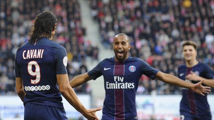 Les buteurs parisiens, Edinson Cavani et Lucas, heureux lors de leur succès sur Nancy. (JEAN-CHRISTOPHE VERHAEGEN / AFP)