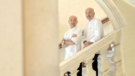 Laurent et Jacques Pourcel, dans leur nouveau Jardin des sens, haut lieu de la gastronomie à Montpellier (Hérault). (LE JARDIN DES SENS)