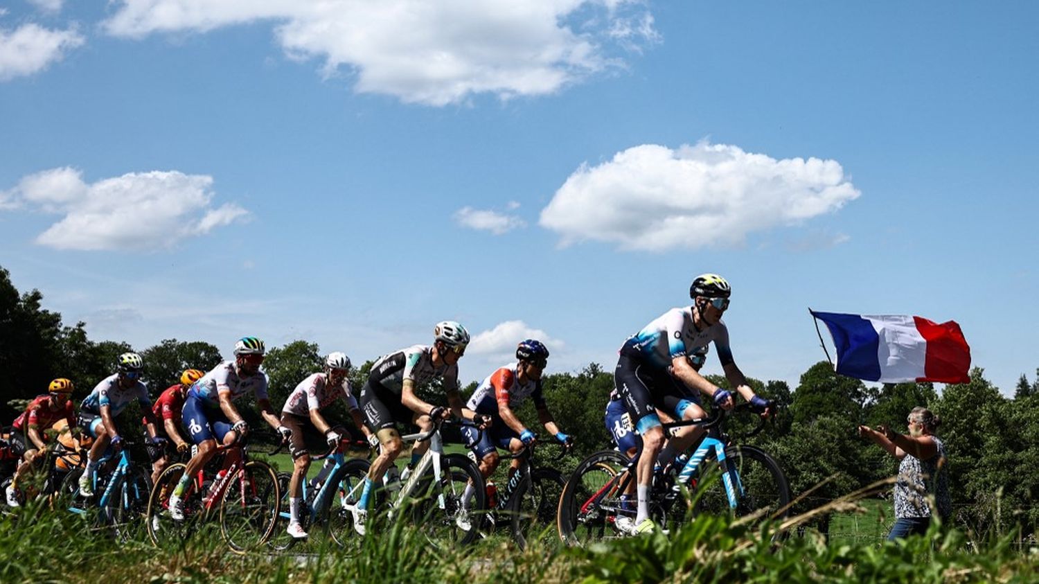 Michael Woods wygrywa solo w Puy du Dome przed Francuzem Pierrem Latourem, peleton wyjaśnia się na ostatniej wspinaczce