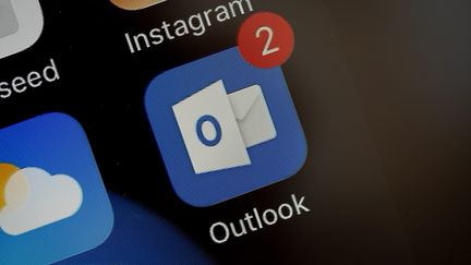 L'application mobile de la messagerie Outlook, en mai 2017.&nbsp; (JAAP ARRIENS / AFP)