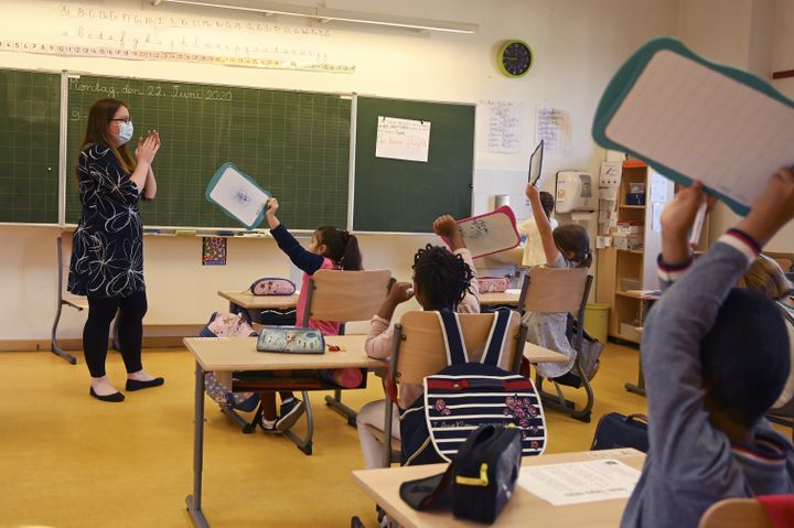 Une enseignante et ses élèves dans une école de Strasbourg (Bas-Rhin), le 22 juin 2020. (FREDERICK FLORIN / AFP)