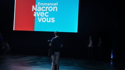 Un militant LREM lors du premier tour de l'élection présidentielle au parc des expositions de la porte de Versailles, à Paris, le 10 avril 2022. (MAXPPP)