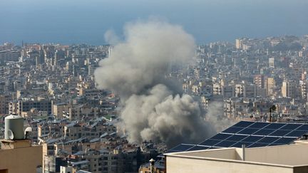 Une fumée s'élève d'un bâtiment touché par une frappe de l'armée israélienne, à Beyrouth, au Liban, le 3 octobre 2024. (AFP)