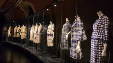 Exposition "Gabrielle Chanel. Manifeste de mode" au Palais Galliera ; le mythique tailleur en tweed présenté dans&nbsp;la galerie courbe, un des&nbsp;nouveaux espaces d'exposition ouvert en sous-sol (PIERRE ANTOINE)