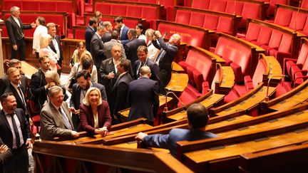 Marine Le Pen et une partie des nouveaus députés du Rassemblement national à l'Assemblée le 22 juin 2022 (LP/OLIVIER LEJEUNE / MAXPPP)