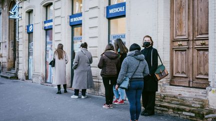 Des personnes font la queue devant un laboratoire à Toulouse (Haute-Garonne), le 11 janvier 2022. (MAXIME LEONARD / HANS LUCAS / AFP)