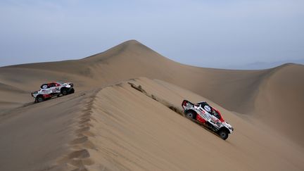 Nasser Al-Attiyah et son copilote Matthieu Baumel (Toyota) lors de la neuvième étape du Dakar 2019, le 16 janvier 2019 aux alentours de Pisco (Pérou). (FRANCK FIFE / AFP)