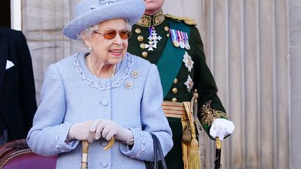 La reine Elizabeth II&nbsp;lors de la parade Reddendo dans les jardins du palais de Holyroodhouse à Édimbourg (Écosse) le 30 juin 2022. (JANE BARLOW / POOL / AFP)