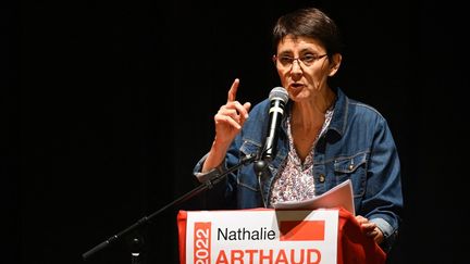 Nathalie Arthaud, la candidate de Lutte ouvrière, lors d'un meeting à Rennes (Ille-et-Vilaine), le 25 mars 2022. (DAMIEN MEYER / AFP)